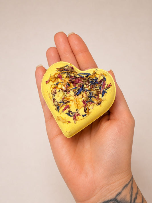Sunny Bliss Badebombe – Handgemachte vegane Herzform | HB Royal Retreat